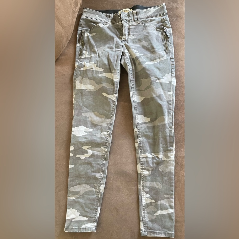Camo Skinny Pants with leg zipper